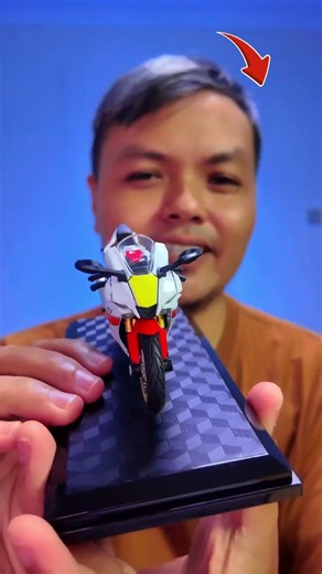 Yamaha YZF-R1 World GP 60th Anniversary Edition Diecast 1:18 Scale Official Licensed