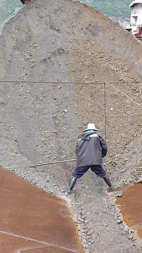 10K views · 84 reactions | The process of workers unloading sand and gravel at the dock of the canal #Cargoship #Sand and gravel ship #Sand #Unloading #Loading and unloading ship #Crew #Phosphate rock #Ore #Pebbles | 丁掌柜 | Facebook
