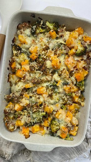 Gina Estapé on Instagram: "ASADO DE CALABAZA Y BRÓCOLI CON CARNE PICADA 🧡🥦 Una receta sencilla con alimentos de temporada que queda ¡BUENÍSIMA! Es perfecta para disfrutar el fin de semana (ya qye hay más tiempo para cocinar) o para incorporar dentro de tu programación batchcooking 🙌🏻 Tienes que probarla porque ¡te va a encantar! Ingredientes (para 4 personas): 🧡1 calabaza pequeña-mediana 🥦1 brócoli mediano 🌱2 puerros 🥩350 g de butifarras ecológicas (o carne picada de ternera, pollo o pav