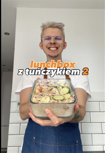 lunchbox bez kombinowania 7 🤌🏼 zaobserwuj mój profil po więcej lunchboxów 👀 ✅składniki: 👉🏼jogurt grecki - 80g 👉🏼majonez - 15g 👉🏼sok z cytryny - 5g 👉🏼ogórek - 1 mała sztuka 👉🏼papryka - połówka 👉🏼cebula czerwona - 1/4 sztuki 👉🏼kukurydza - 60g 👉🏼makaron orzo - 50g 👉🏼tuńczyk - 150g ✅wykonanie: 1️⃣makaron ugotuj zgodnie z instrukcją na opakowaniu 2️⃣ogórka pokrój w plastry, a paprykę i cebulę w kostkę 3️⃣do pojemnika dodaj jogurt grecki, majonez, sok z cytryny i wymieszaj 4️⃣doda