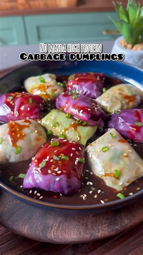 Aishwarya sonvane on Instagram: "No maida| High protein cabbage dumplings ✅Save the recipe and try it later ✅Recipe details Stuffing: In a pan add a little bit of oil,sauté 1-2 tbsp finely chopped ginger-garlic,1 medium sized onion,1 carrot,1 capsicum and 2 green chillies Add some salt,1 tsp black pepper powder,1 tbsp Schezwan chutney,1 tsp soy sauce Finely garnish with some chopped green onions and let this stuffing cool for a bit Meanwhile separate the cabbage leaves and boil them in water for
