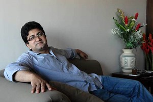 Prasoon Joshi Fails To Find The Entrance Of The CBFC Office On His First Day At Work