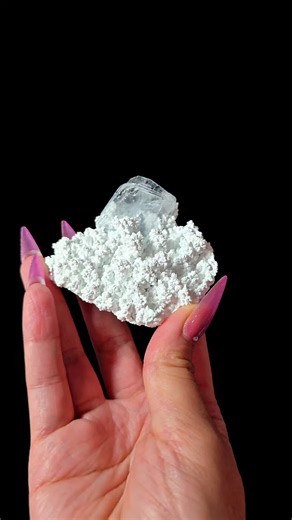 Desert Ice ❄️ Transparent pale-blue tabular barite crystals rising from dense, snowy dickite withcrisp edges, high luster, and compositionally balanced. Examples of this caliber from Milpillas are increasingly scarce as noteworthy specimens transition into established collections. Barite on Dickite 📍Milpillas Mine, Sonora, Mexico Available #barite #milpillasbarite #Milpillas #baryte #mineralspecimen