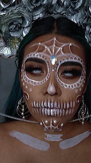Catrina Blanca: Maquillaje Fácil y Elegante para Halloween