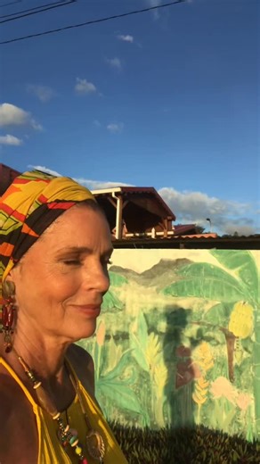 Elizabeth Bourgine on Instagram: "Une si belle journée de tournage avec la merveilleuse @lidgyjules A lovely shooting day with the wonderful @#lidgy #costumedesigner #shooting@#tournage #behindthescenes #deathinparadise #meurtresauparadis @bbcone @francetelevisions"