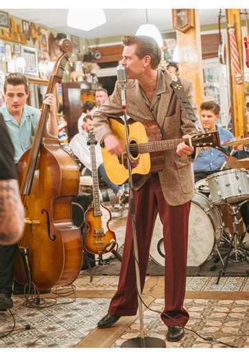 WATCH TILL THE END TO WATCH THE CROWD WAKE UP. 15 years of Schorem, no trends, no shortcuts, CLASSICS ONLY. Last Saturday the Holy Ashtray turned into a rockabilly crime scene. Jiri and the Blue Boys didn’t play… they detonated the place! Switchblade pompadour flying, Reuzel Grease locked in, and the music was shaking the walls. And yeah… if a cool Pompadour enters the building, Rob can’t help himself giving it a little cleanup to make it THE PERFECT POMPADOUR! That’s what we’ve done for 15 year