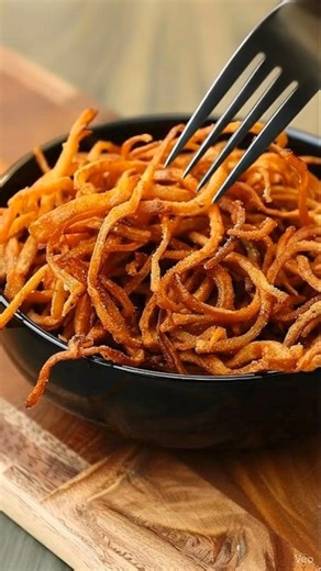 Air Fryer Crispy Fried Onions Ingredients: 2 large onions (thinly sliced into rings or strings) ½ cup all-purpose flour (or chickpea flour for a crunchier texture) ¼ cup cornflour (cornstarch) 1 tsp salt ½ tsp black pepper ½ tsp paprika or chili powder (optional) 1 tbsp oil Instructions: Prep onions: Peel and slice onions thinly. Soak the onion slices in cold water for 10 minutes, then pat dry completely with a towel. Coat onions: In a bowl, mix flour, cornflour, salt, pepper, and paprika. Toss 