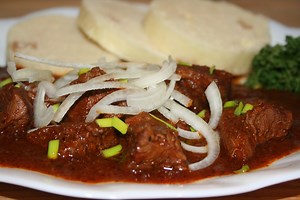 Klasický hospodský guláš (vídeňský)