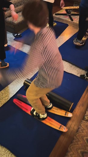 🎯 BALANCEBOARD TIME! Balans, kontrola, siła i kupa śmiechu — tak właśnie wygląda część naszych zajęć podczas wyjazdów EHschool ! Trickboard, switch board, slacka line, sferaboards to nie tylko zabawa, ale też świetny trening równowagi i stabilizacji, która pomaga potem na stoku czy w skateparku zachować dobrą równowagę podczas jazdy 🏂⛷️i trików ! Kto z Was już próbował @obserwujący ? 😎 #EHschool #Trickboard #BalanceTraining #SnowboardLifestyle #EHcamp | EHschool