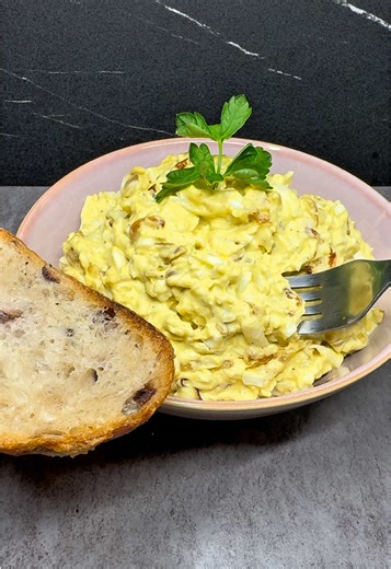 Old-School Creamy Egg Salad with Caramelized Onion 🥚🧅🤯 Stop scrolling! This is NOT your average egg salad. Creamy boiled eggs sweet golden fried onions rich mayo = pure comfort food heaven 😍 So simple. So addictive. So underrated. Perfect for sandwiches, toast, wraps or straight from the bowl! Save this recipe and try it today! 👉 Follow for more easy viral recipes. Ingredients: - Eggs - Onion - Mayonnaise - Salt - Pepper - After cooking, I recommend leaving it overnight in the refrigerator.