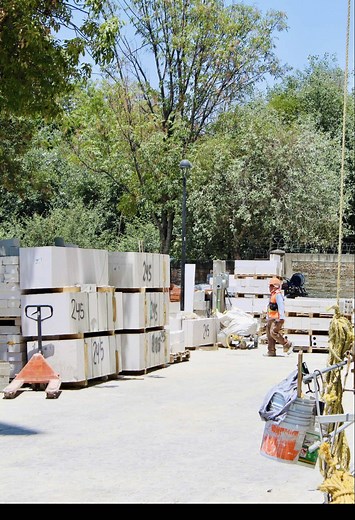🚧 ¡Avanza nuestro proyecto en Arboledas de Zavaleta! Estamos construyendo una torre de 9 pisos y en esta etapa instalamos muros de celucreto, un material ligero, ecológico y altamente eficiente. 🌱 Este sistema no requiere castillos, ofrece aislamiento térmico y acústico, y lo mejor: resiste hasta 12 horas continuas de fuego. 🔥 ⁣ Una solución moderna que acelera los procesos de obra y aporta seguridad y sostenibilidad. ⁣ 🔨 Construcción inteligente con JARFIX. ⁣ #construcciónsustentable #celuc
