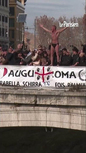 Les habitants de Rome plongent dans le Tibre pour fêter le jour de l'An