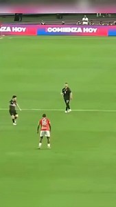 Membuatnya terlihat mudah 😮‍💨🐐 #messi #lionelmessi #argentina #skills #footballtechnique #footballskills #footballdrills #football #soccer #zonaolahraga #zonaolahragaid | Zona Olahraga