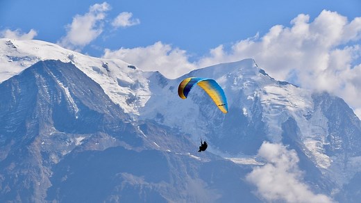 Dramatique accident de parapente : une femme percute une falaise, chute de 50 mètres et se tue