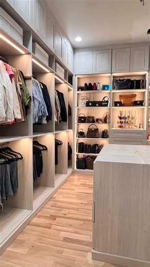🧠 16 things to declutter that you’re holding onto “just in case.” Let’s talk about the clutter that’s sneaky. The stuff you don’t even realize is weighing you down because it’s tucked away in closets, bins, and drawers with a “just in case” excuse attached to it. But here’s the truth: If it hasn’t been used, touched, or thought about in over a year… you’re not keeping it for practicality. You’re keeping it out of fear. And clutter rooted in fear leads to stress, anxiety, and overwhelm—especiall