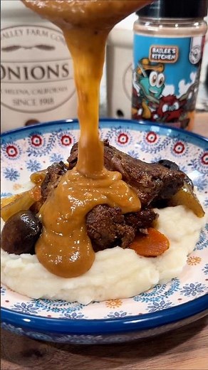 Crockpot chuck roast with brown gravy = the easiest comfort dinner