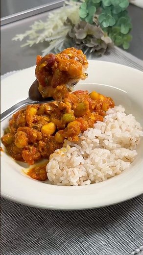 The tangy flavor of the tomatoes is addictive! Easy 3-minute simmered mackerel and tomato curry #...