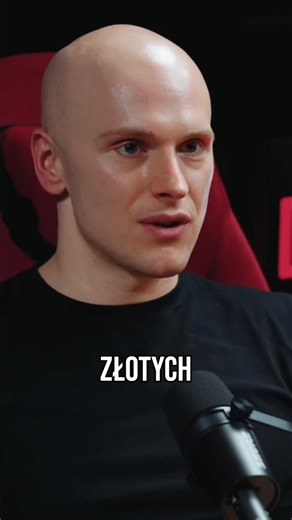 Z cyklu: FACECI NIE PŁACZĄ 🤣 (czyli o uzależnieniach na luzie) 😛 Czyli dlaczego facet w kryzysie powinien zacząć od tłuszczu, a nie od silnej woli ??? Powiem Ci coś bez ściemy. Jeśli jesteś facetem, który: - dużo znosi - długo jedzie na ambicji - ma historię używek (alkohol, adrenalina, praca, siłownia) - i mówi: „ogarnę się, tylko teraz nie mam czasu” to Twoje ciało bardzo możliwe, że nie współpracuje z głową. I nie dlatego, że jesteś słaby. Tylko dlatego, że jest niedożywione neurologicznie 