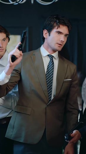 Mon Mari SDF est l'Héritier de la Mafia Ep33/55Eps-🇨🇵 Fr Info: Pour échapper à un mariage forcé avec un héritier mafieux impitoyable, Mya Moreau, chauffeuse de taxi fauchée, prétend sur un coup de tête que son mari est un SDF mal rasé, avant de découvrir qu'il s'agit en réalité de l'héritier lui-même. Alors que les secrets éclatent et que le danger se rapproche, leurs faux vœux déclenchent de vrais sentiments... #ShortDrama #MiniSeries #Drama #ViralDrama #FYP