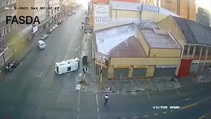39K views · 281 reactions | ESCAPING-A-CRASH Taxi vs Taxi on the corners of Market & Mooi streets in JHB CBD - Notice the one driver gets flung from the taxi and then decides to run for it路‍♂️‍♂️ Video: FASDA / Twitter | Port Elizabeth Traffic Updates | Facebook