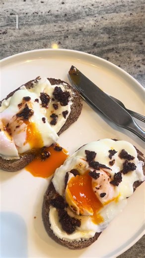 Who else is obsessed with crispy chilli oil atm #sourdoughrecipes #highprotein #highproteinbreakfast #healthyrecipeideas #wholefoods