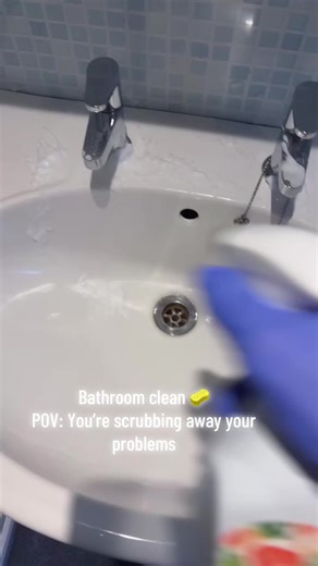 Scrubbing my problem away 😆🧽 #ugc #cleaning #aperture #ugccreators #zofloraaddict