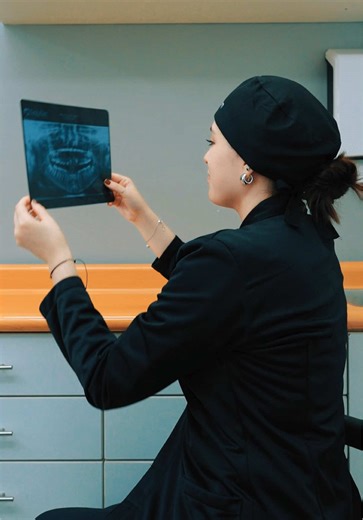 La radiografía panorámica nos permite ver lo que no se aprecia a simple vista: hueso, raíces, muelas del juicio y posibles problemas ocultos. Un buen diagnóstico empieza con una buena imagen. 👉 Agenda tu evaluación y cuida tu sonrisa desde la raíz.
