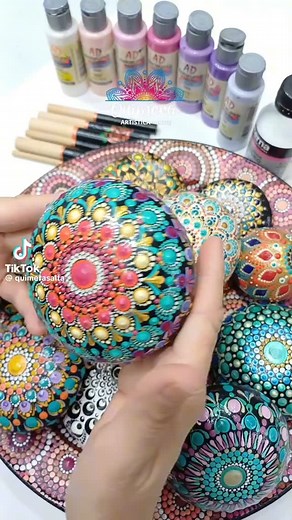 El puntillismo en piedras es una técnica artística fascinante que consiste en crear diseños y patrones utilizando pequeños puntos de pintura sobre la superficie de las piedras. Aquí tienes algunos aspectos clave sobre esta técnica: Materiales: * Piedras: Se prefieren piedras lisas y planas para facilitar la aplicación de la pintura. * Pinturas acrílicas: Son ideales por su secado rápido y variedad de colores. * Herramientas para puntillar: Puedes usar pinceles de punta fina, palillos, punzones, 