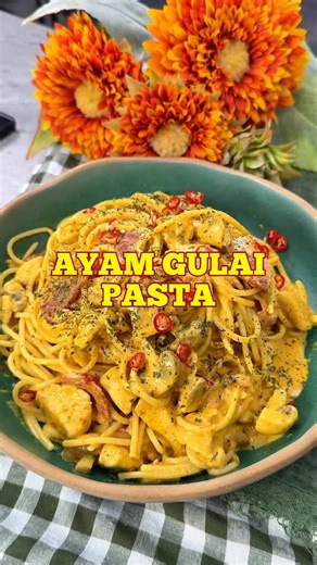 Firhan on Instagram: "[SAVE AJA DULU] GULAI AYAM PASTA 🥘🍝 Masak pasta gitu-gitu aja? Nih gue kasih menu local fusion pasta gulai ayam yang enak, bumbunya medok, creamy, cocok banget deh sama lidah kita yang Indonesia bangett🥰😍 Bahan : 500 gr spaghetti, rebus 150 gr ayam fillet, potong dadu 100 gr smoke beef 100 gr jamur champignon Bumbu Halus : 7 siung bawang merah 3 siung bawang putih 7 pcs keriting 3 cabe rawit 2 ruas jari jahe 2 ruas jari kunyit 1/2 sdt jinten 1 sdt ketumbar Bahan Lainnya