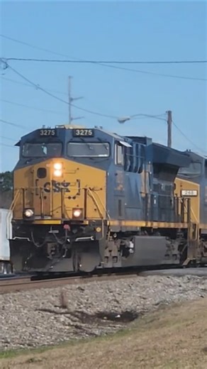 CSX 3275 leads M514-17 with friendly crew #csxrailroad #csxtransportation #csx #csxtrain #railfan