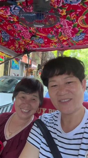 坐在 越南🇻🇳独特的人力三轮车，游览越南河内老街最有名的三十六街，这如同我们国内的古镇街道，工艺品一条街、美食一条街。