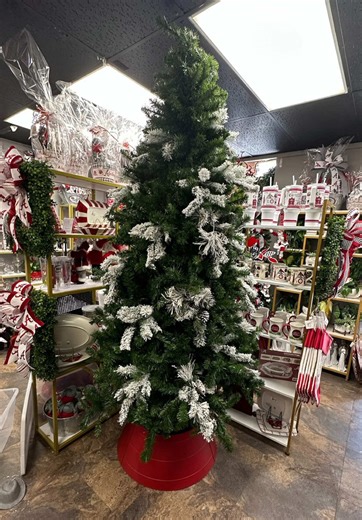 A simple tip to elevate your green tree! 🎄🎅🏼 #Christmas #christmastree #tuscaloosaflowershoppe #tuscaloosafloraldesigner #tuscaloosaflorist