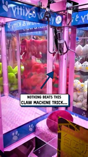 I win the claw machine every time with this hack 🕹️🤯 #clawmachine #arcade #lifehacks #hack | UNILAD Tech