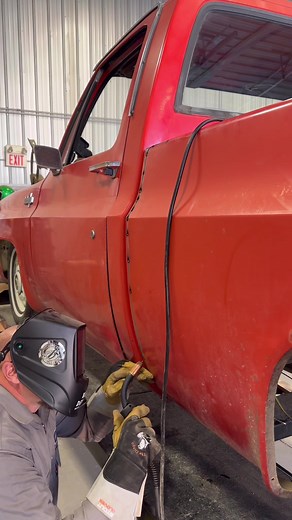Been milking this one long enoigh eh? #chevy #c10 #c10vatos #c10mafia #squarebody #longbox #lowrider #lowered #westernchassis #shortbed#praisethelowered #staticdrop #gm #rust #tmrtools #banditosinc #michaelpro #milwaukeetool #lisletool #bluepoont #snapon #esab