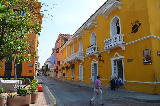 世界遺産「カルタヘナ旧市街」のカラフルな街並みを散策する（コロンビア）