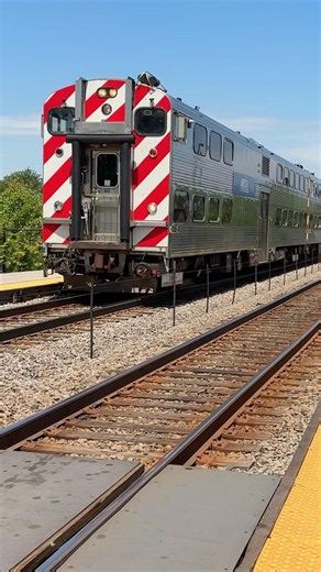 Metra inbound train rolls into Mayfair