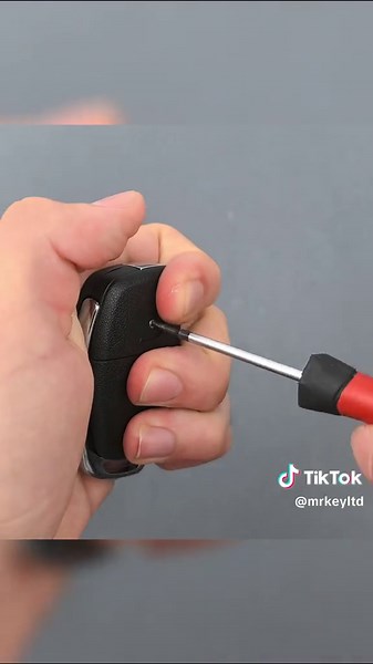 Hyundai/Kia Key Battery Change & Case Replacement Learn how to change the battery, disassemble and assemble your HYUNDAI / KIA key with this easy step-by-step guide. This tutorial is perfect for anyone looking to replace their old, worn-out key fob and restore it to like-new condition. In this video, you’ll learn: How to change the battery of your HYUNDAI / KIA key. How to disassemble your key fob safely and correctly. How to reassemble your key after replacing the battery and shell. The key fea