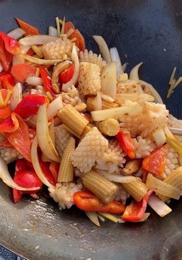 Thai Royal Ginger with Squid Ingredients - 1 lb pre-carved squid, patted very dry - 3–4 tbsp fresh ginger, thin matchsticks - 3 cloves garlic, minced - ½ onion, sliced - 1 small carrot, sliced - ½ bell pepper, sliced - 1 cup shiitake mushrooms - ½ cup baby corn Sauce - 1½ tbsp oyster sauce - 1 tbsp light soy sauce - 1 tsp fish sauce - 1 tsp sugar - ¼ cup chicken broth (or water) - ¼ tsp white pepper - ½ tsp sesame oil Optional thickener: 1 tsp cornstarch 1 tbsp water #thaifood #wok #thaitakeout