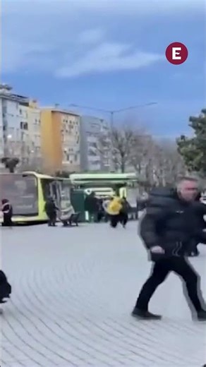 Vientos extremos azotan Bursa personas no logran mantenerse en pie