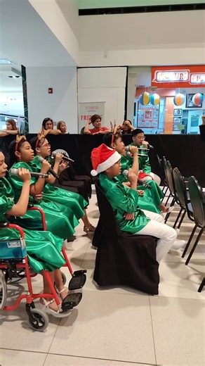 🎶 Feel na feel na ang Pasko! 🎄 The HYMN Music Studio and Talent Center Harmonic Singers from Cabanatuan City are currently rehearsing the classic “Da Best ang Pasko ng Pilipino” para sa kanilang performance sa SM Megacenter Cabanatuan Christmas Centerpiece 2025! 🌟 Led by their talented conductor Ms. Cherry Lyn Romualdo Santos, the group’s angelic harmony and heartfelt singing bring pure holiday joy. ❤️🎤 Fun fact: one of their male performers is a former The Voice Philippines contestant! 👏 F