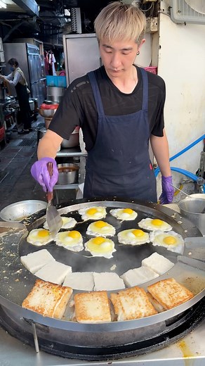 Taiwanese Oyster Omelet at Ximending Night Market, Taipei | Street Food Recipes