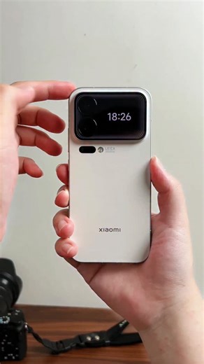 The new gravity-sensing back screen wallpaper added to Xiaomi 17Pro is quite interesting. Paired with the liquid glass dock bar, it really has a lot of emotional value #Xiaomi17pro #Xiaomiyu7 #Xiaomi17promax | Trendy Tech Review