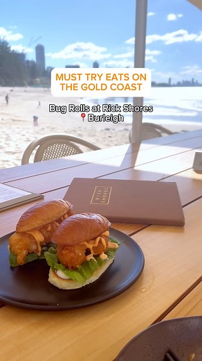 Gold Coast Must-Try: Bug Rolls at Rick Shores! 🤤🌊🍽️ If you call yourself a foodie, then this one’s for you. Indulge in the amazing Moreton Bay Bug Rolls at Rick Shores while soaking up breathtaking ocean views. Make sure you save room for the rest of the incredible menu including the fresh oysters, spiced burrata, and crispy soft shell crab brioche. Rick Shores is very popular, so make sure to book ahead. Limited walk-ins available on the patio and at the bar. 📍Rick Shores, Burleigh Heads #P