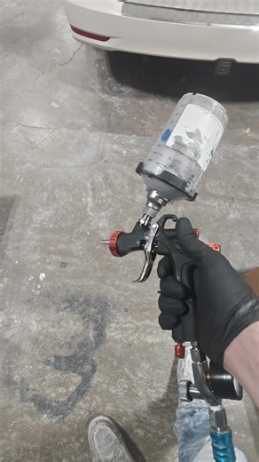 Stop wasting paint and start getting professional results at home! 🚗✨ The Aeropro A610 LVLP spray gun is a game-changer for anyone looking for a high-end finish without the massive price tag. Because it’s LVLP (Low Volume Low Pressure), you get superior atomization and higher transfer efficiency—meaning more paint on your project and less wasted as overspray. The one-piece body and Teflon coating make cleanup incredibly fast, which is a total lifesaver in the shop. Whether you’re spraying a fen