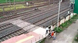 85K views · 1.2K reactions | Indian Railways' Oxygen Express to supply LMO to Bangladesh: Indian Railways' Oxygen Express to carry 200 MT Liquid Medical Oxygen in 10 containers from Tata in Chakradharpur Division to Benapole, Bangladesh. Indian Railways strive to transport LMO in shortest possible time. https://pib.gov.in/PressReleseDetailm.aspx?PRID=1738502 | Ministry of Railways, Government of India | Facebook