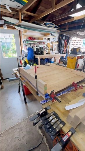Solid glue up bottom of table 👍🏼Wooden clamping cauls to prevent bowing and twisting 🔀