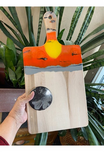 Unique pieces created by attendees in Saturday afternoons resin workshop. Resin workshops are hosted at Mukluk Magpies in Airdrie, & taught by @Michele Donohue Art #resinworkshops #learntoresin #resinartclass #epoxyart