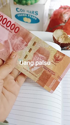 Pokok Eku jaq mungke ragu lek kpeng 100 pasti remesQ ntane adekn ndk mrese tersinggung Batur sak blnje ,,!! Mun bgaris putek onos garisan lipetan sak tremes brrti palsu #uangpalsu | Apriasi Susanti