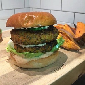 Another savage recipe from the new 90 day plan 🤙🏼👌🏽 Spicy Prawn burgers with sweet potato fries. You can eat this and loads more tasty food on my plan 🔥 Go to www.thebodycoach.com to get your tailored plan 🏆💪🏽 | The Body Coach
