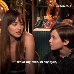 """Don't call me that, you're married."" Cailee Spaeny didn't know how to react to Dakota's strange insinuations. The actress couldn't stop looking at her while hugging her and saying she wanted to take her home, but the last straw was when Dakota started playing in a very suggestive way with her colleague's accessory..." | Icons
